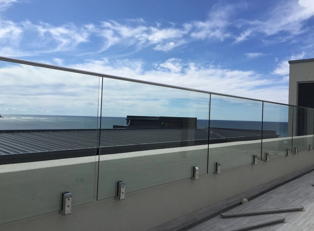 choose-the-sleek-and-sophisticated-glass-balustrade-kiama