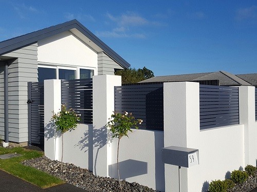 ensure-comprehensive-safety-and-privacy-for-your-homes-with-the-euro-slat-screens-and-fences