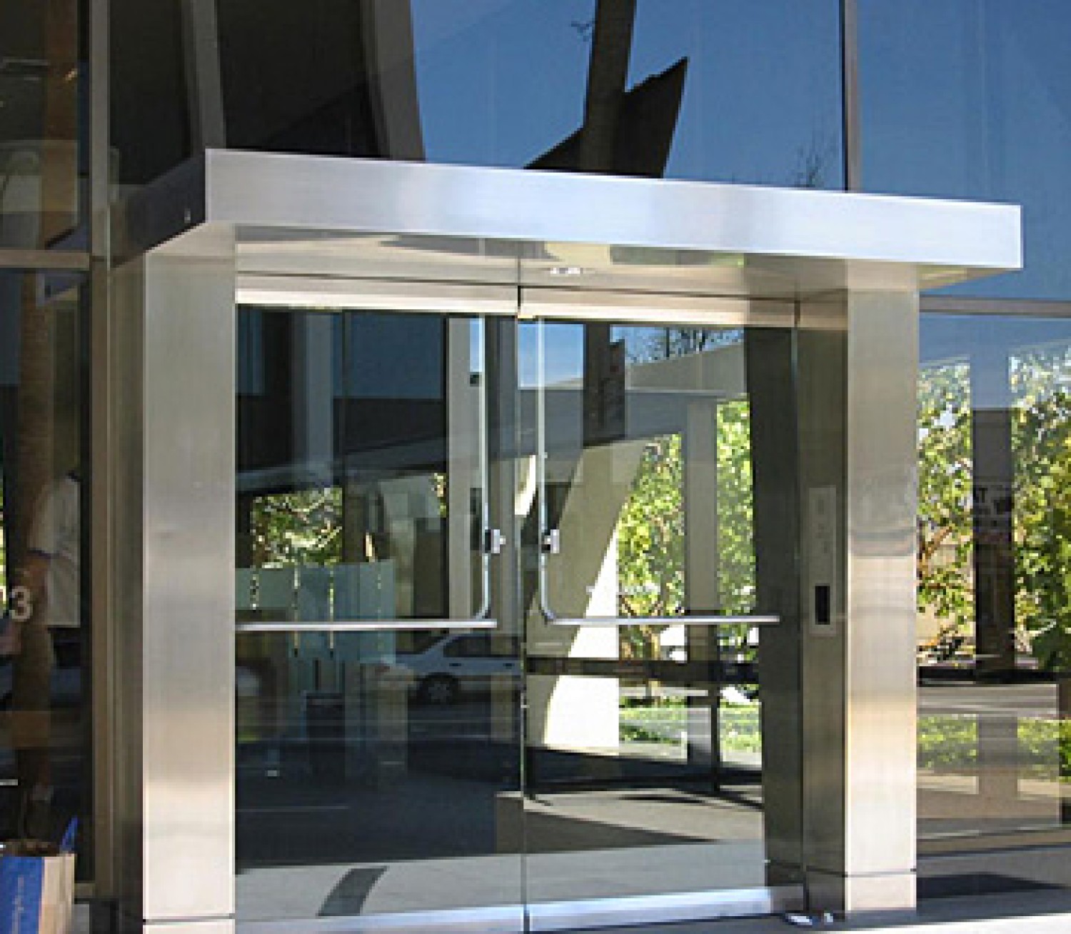 increase-the-clarity-of-your-shop-with-the-transparent-store-front-glass-door
