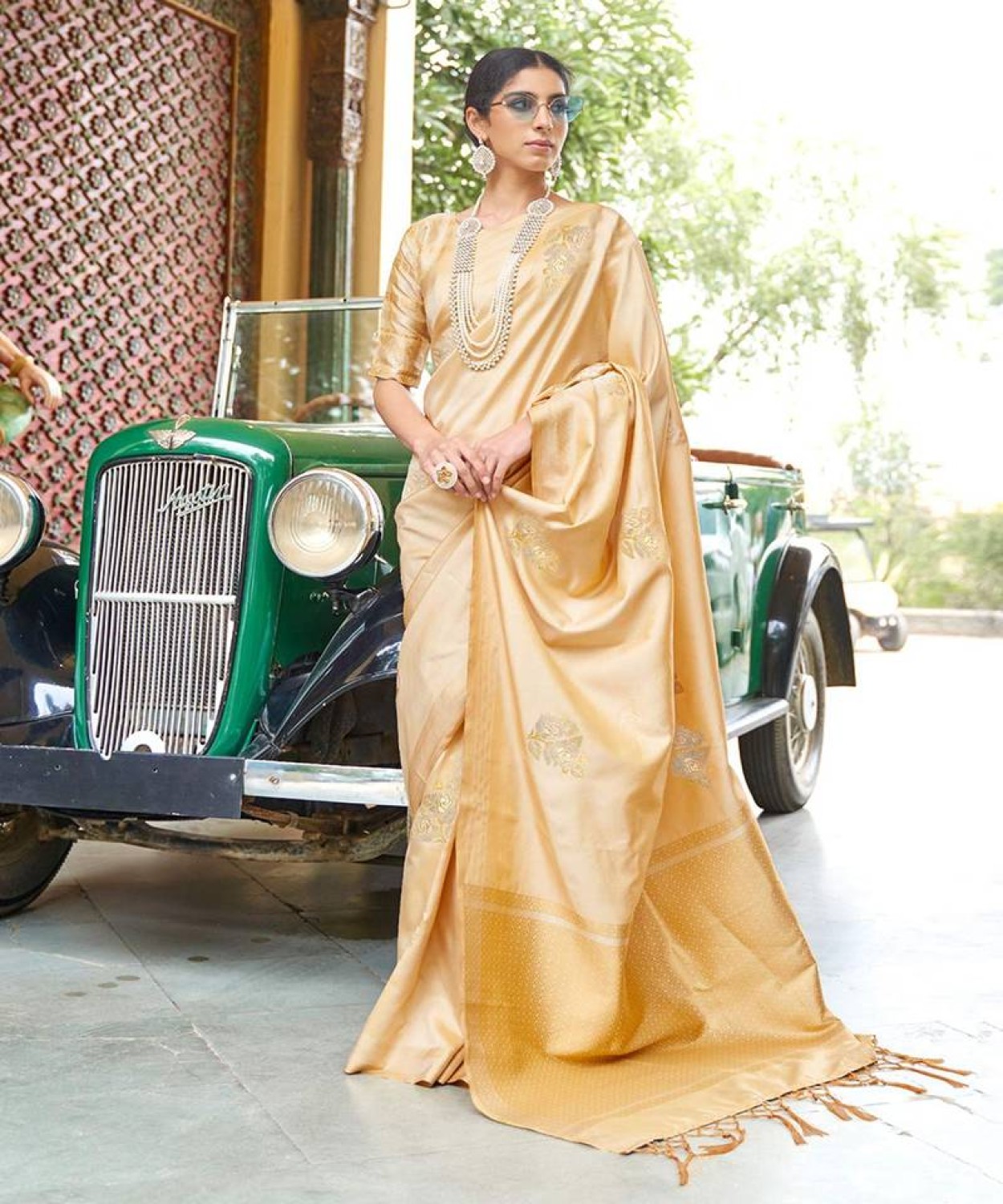 shop-beautiful-gold-sarees-for-a-gorgeous-look