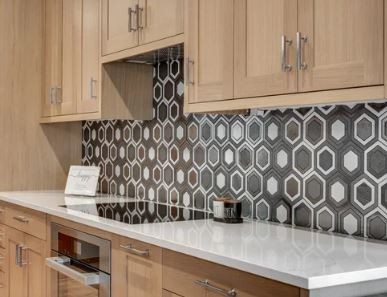 custom-home-builder-bend-architect-in-oregon-complements-home